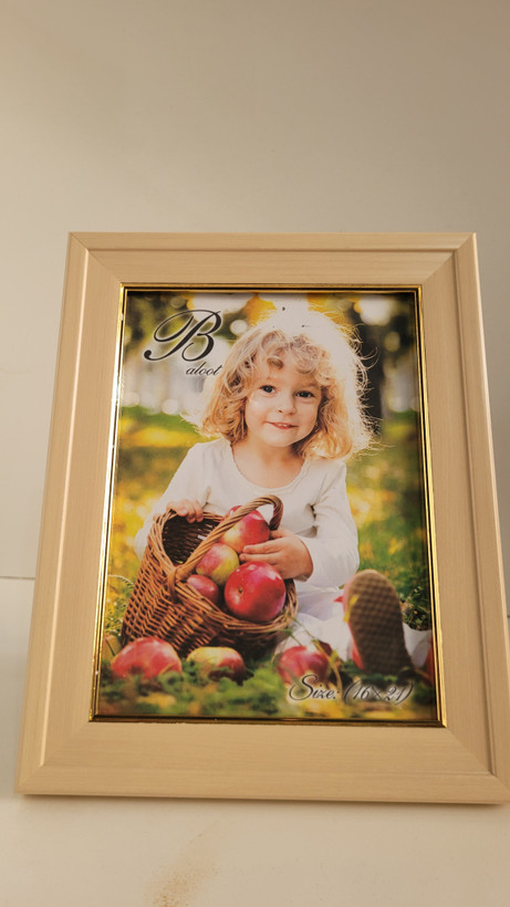 قاب عکس ۳ سانتی کرم لب طلایی (در ابعاد مختلف)